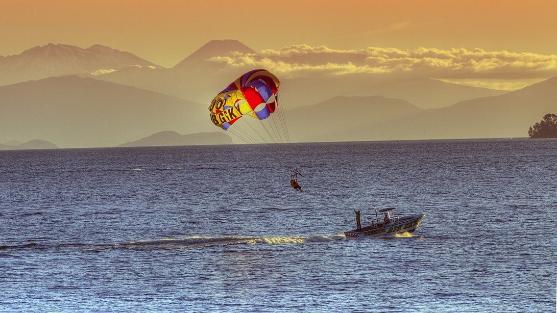 Parasailing Lake Taupō